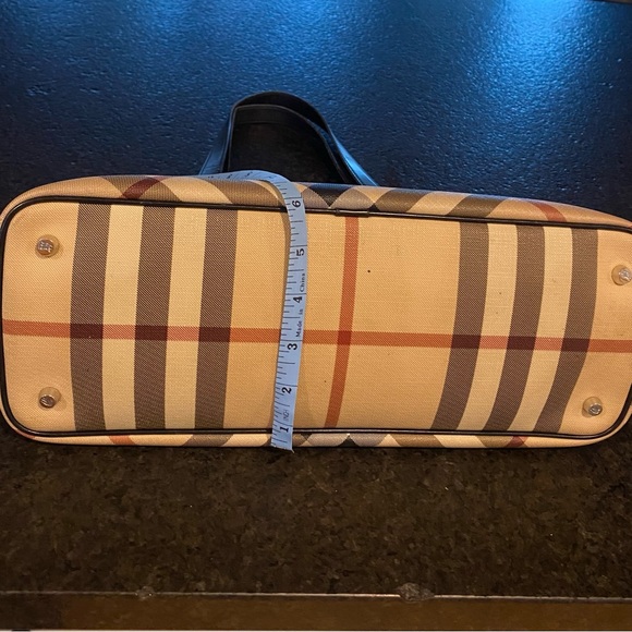 Burberry Tote 💯 authentic - Picture 10 of 14